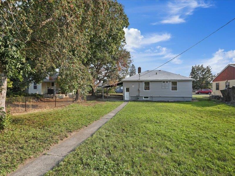 2228 W Everett Ave