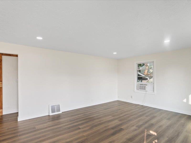 2228 W Everett Ave