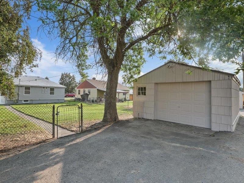 2228 W Everett Ave