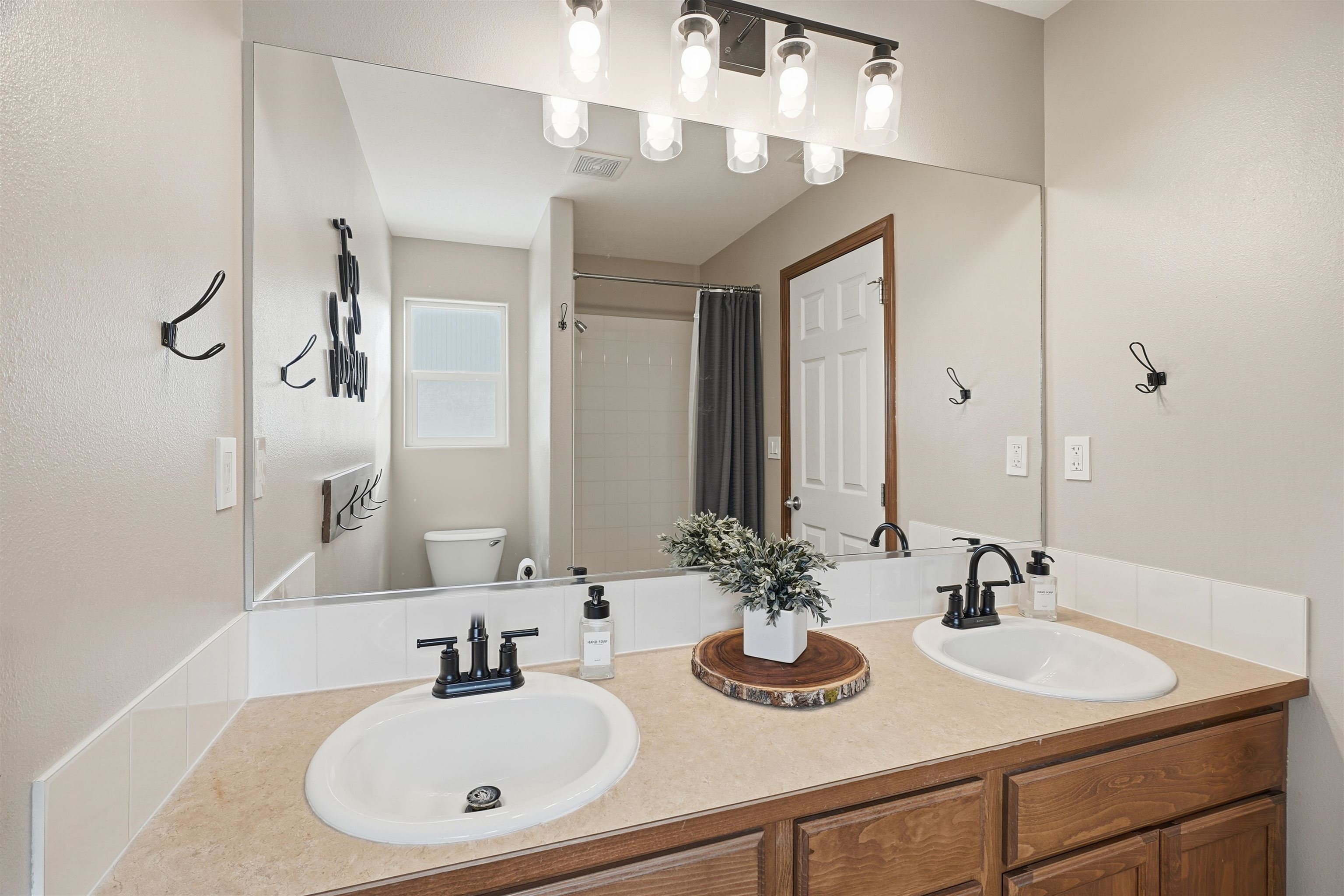 1615 E Laigo Ct