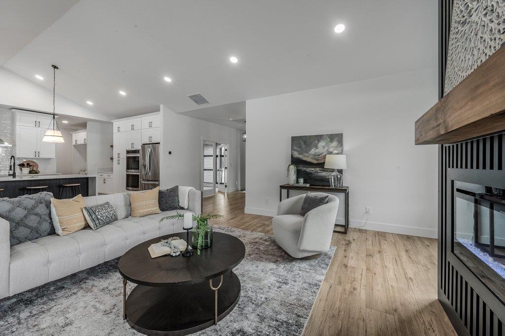 826 W Slaton Ln