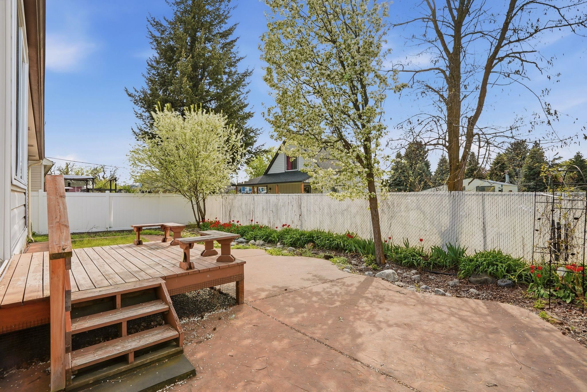 1605 N Tschirley Ln