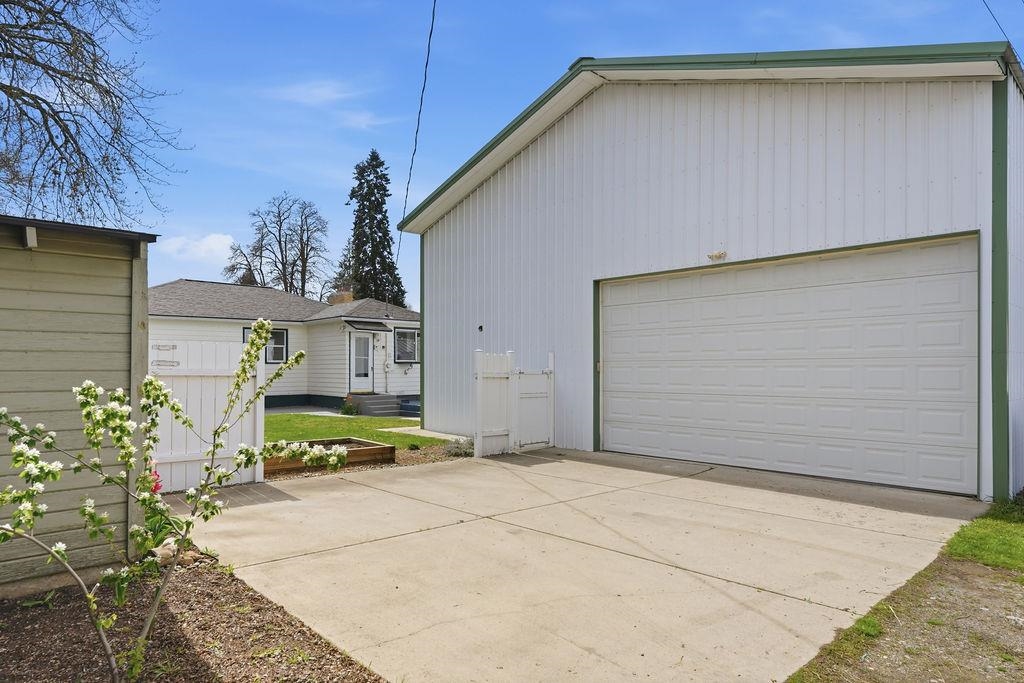 3808 W Rockwell Ave