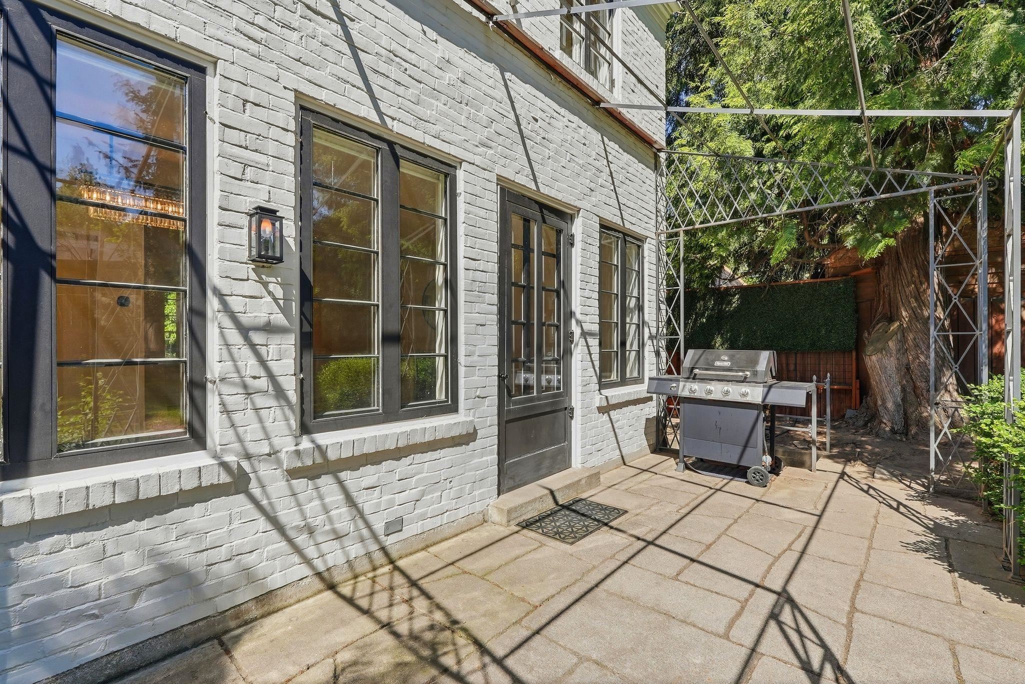 907 W 20TH Ave