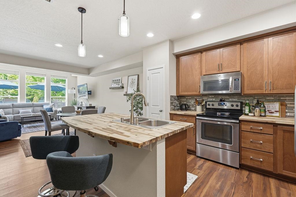 1920 W Summit Pkwy