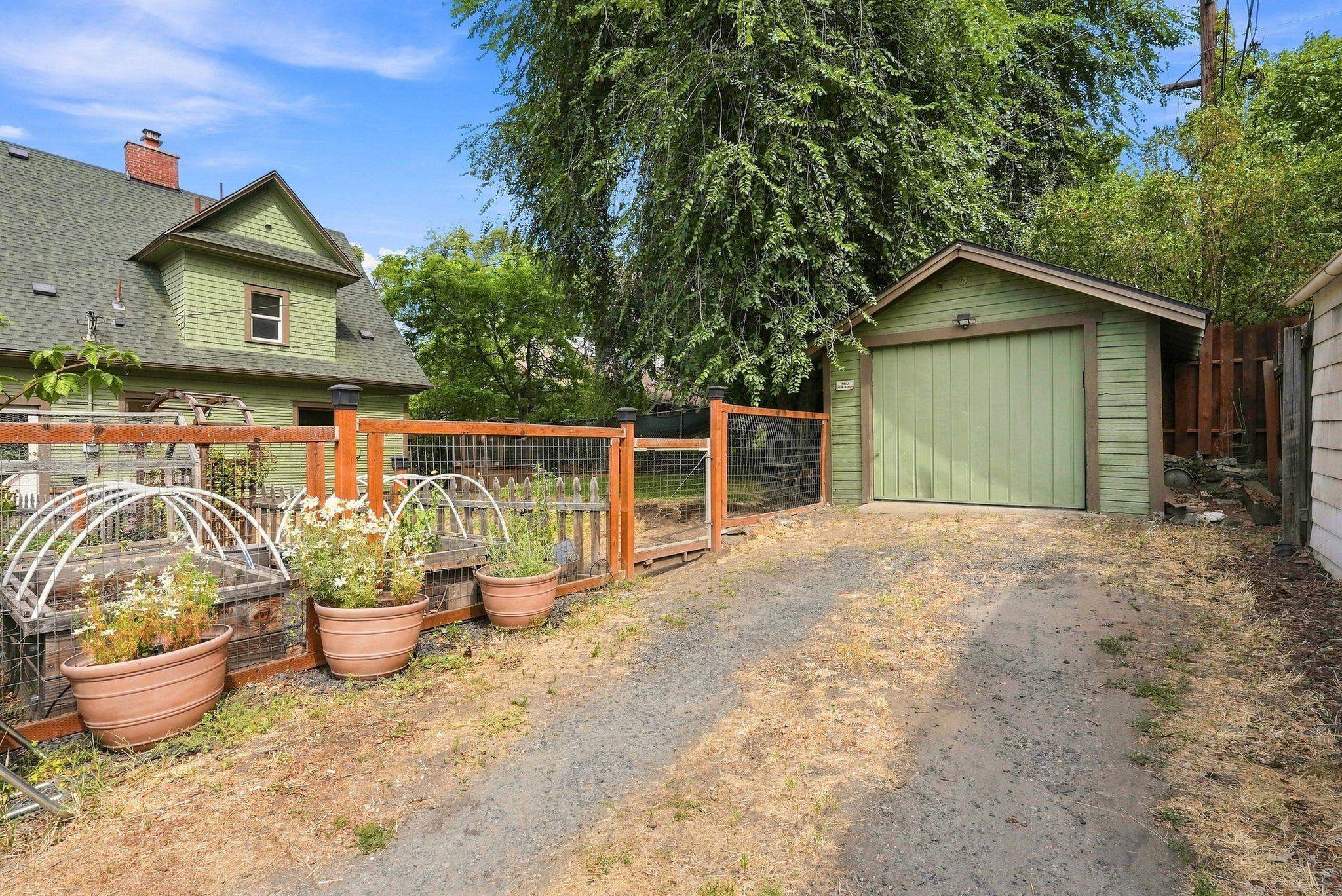 1039 W 11TH Ave