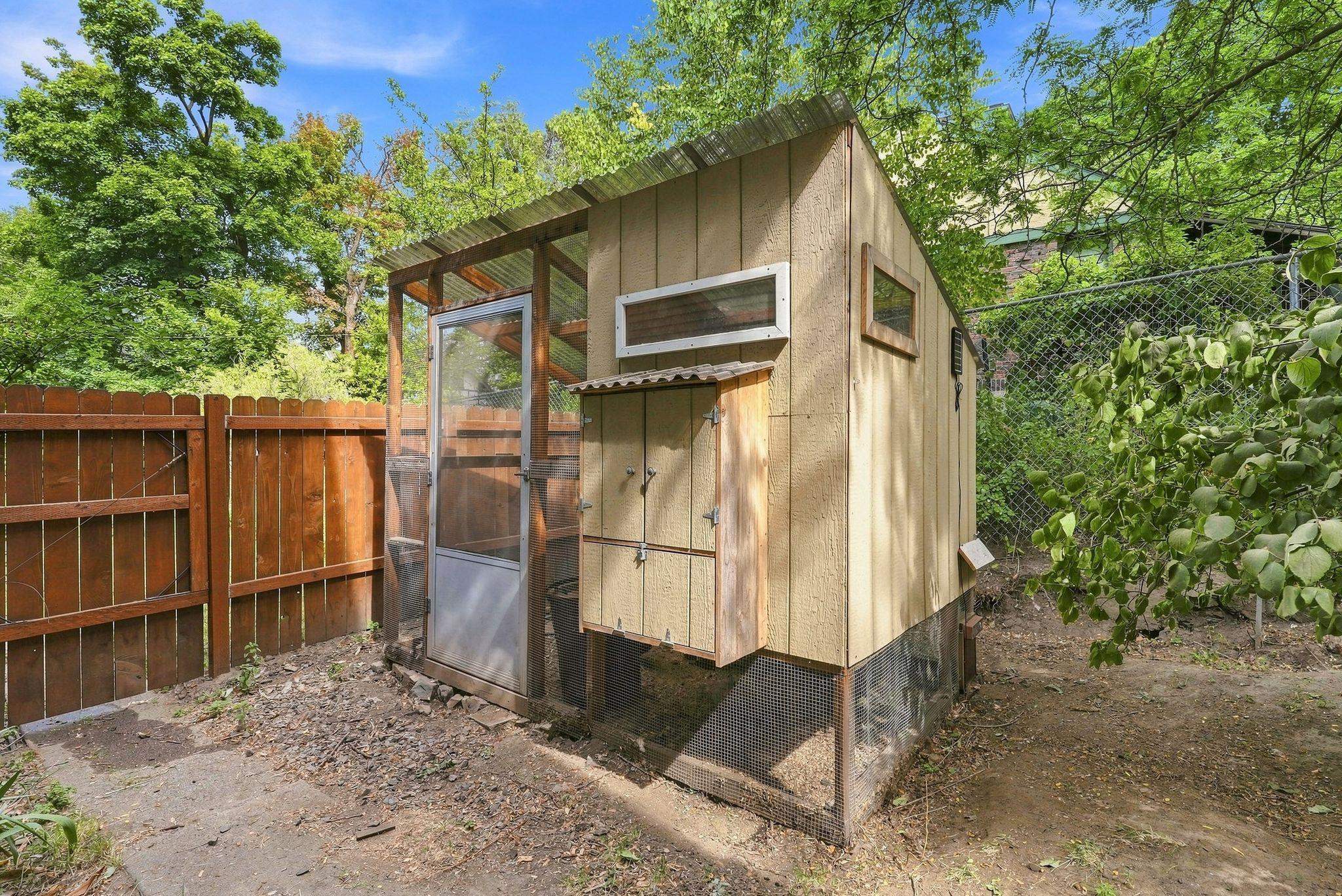 1039 W 11TH Ave