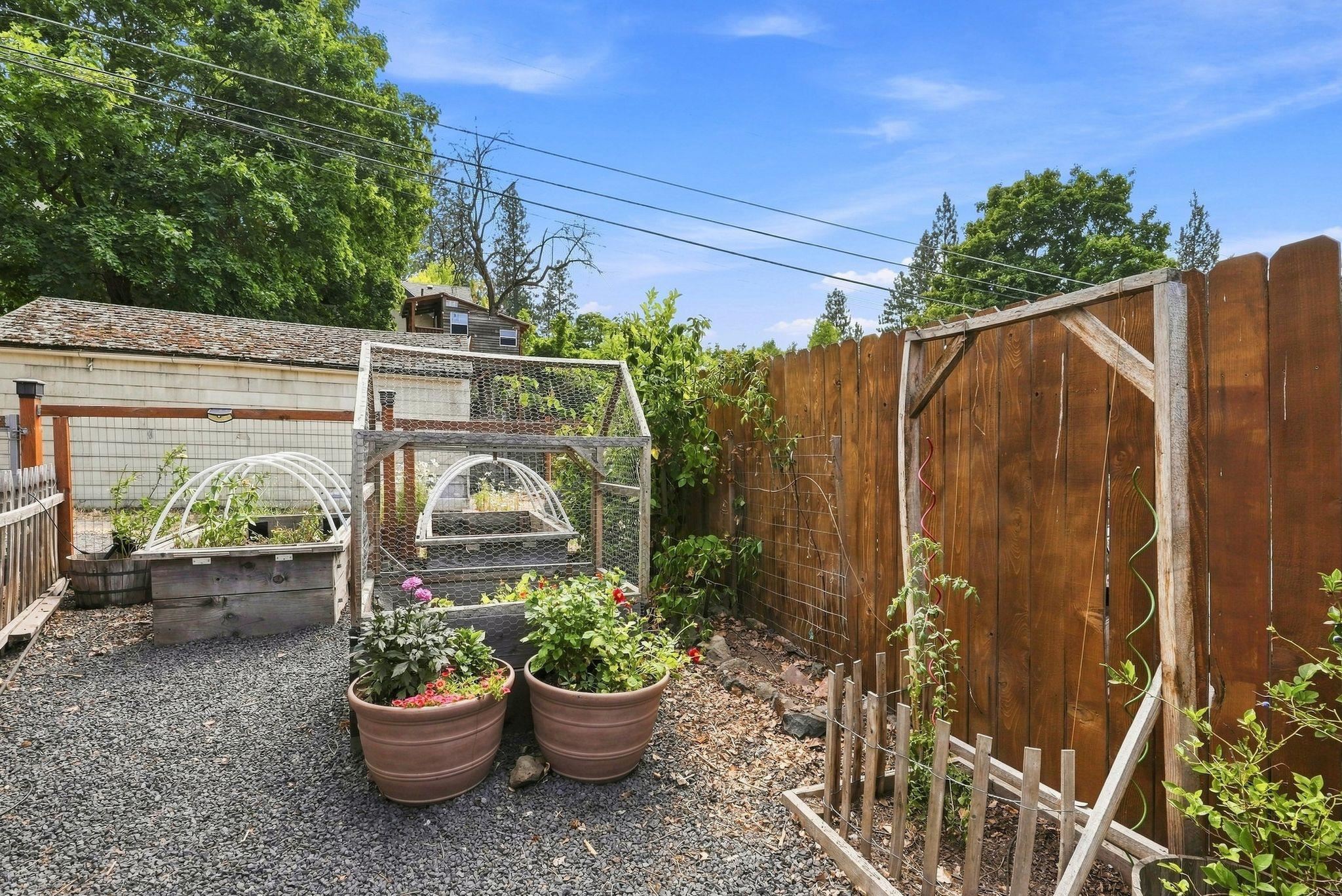 1039 W 11TH Ave
