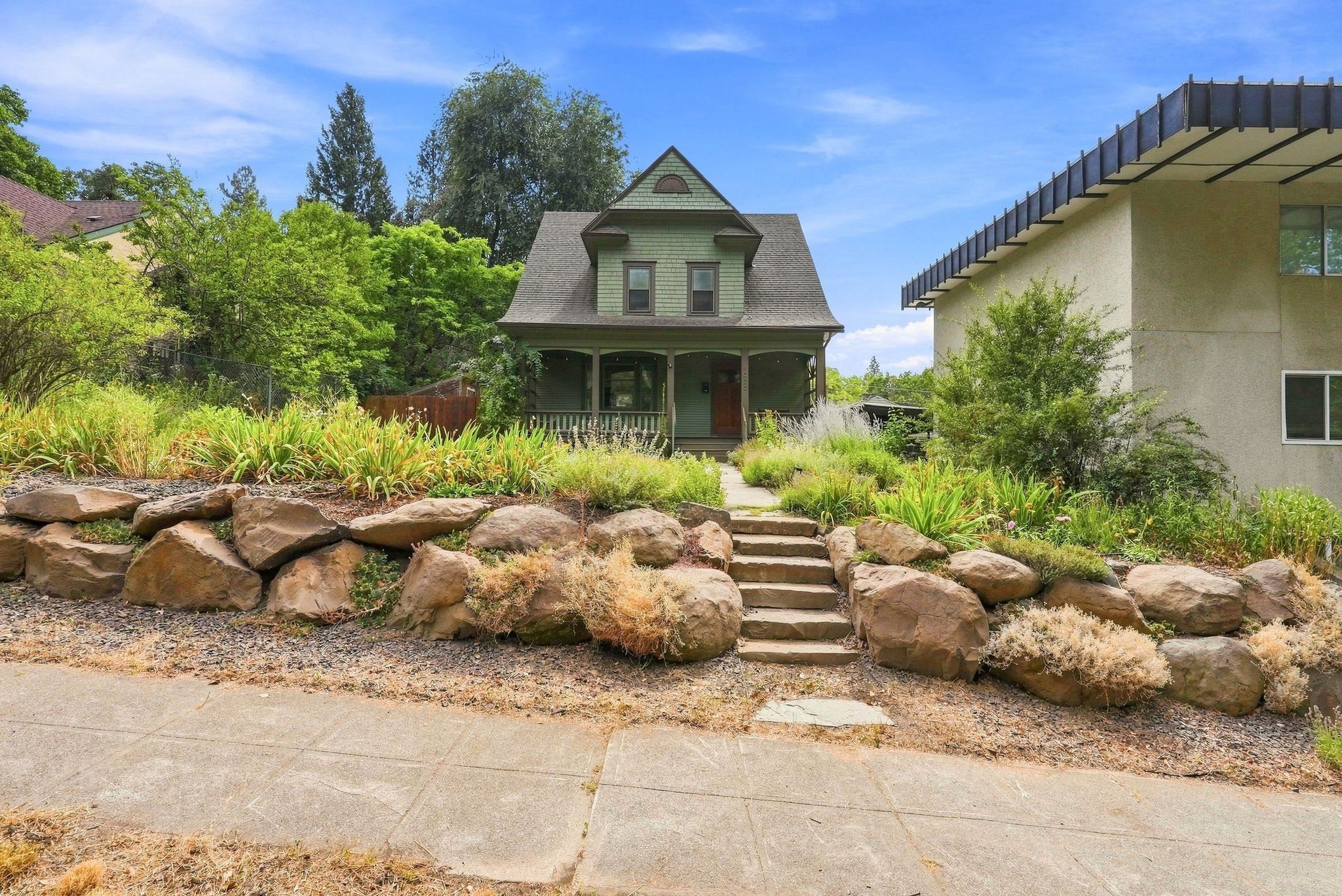 1039 W 11TH Ave