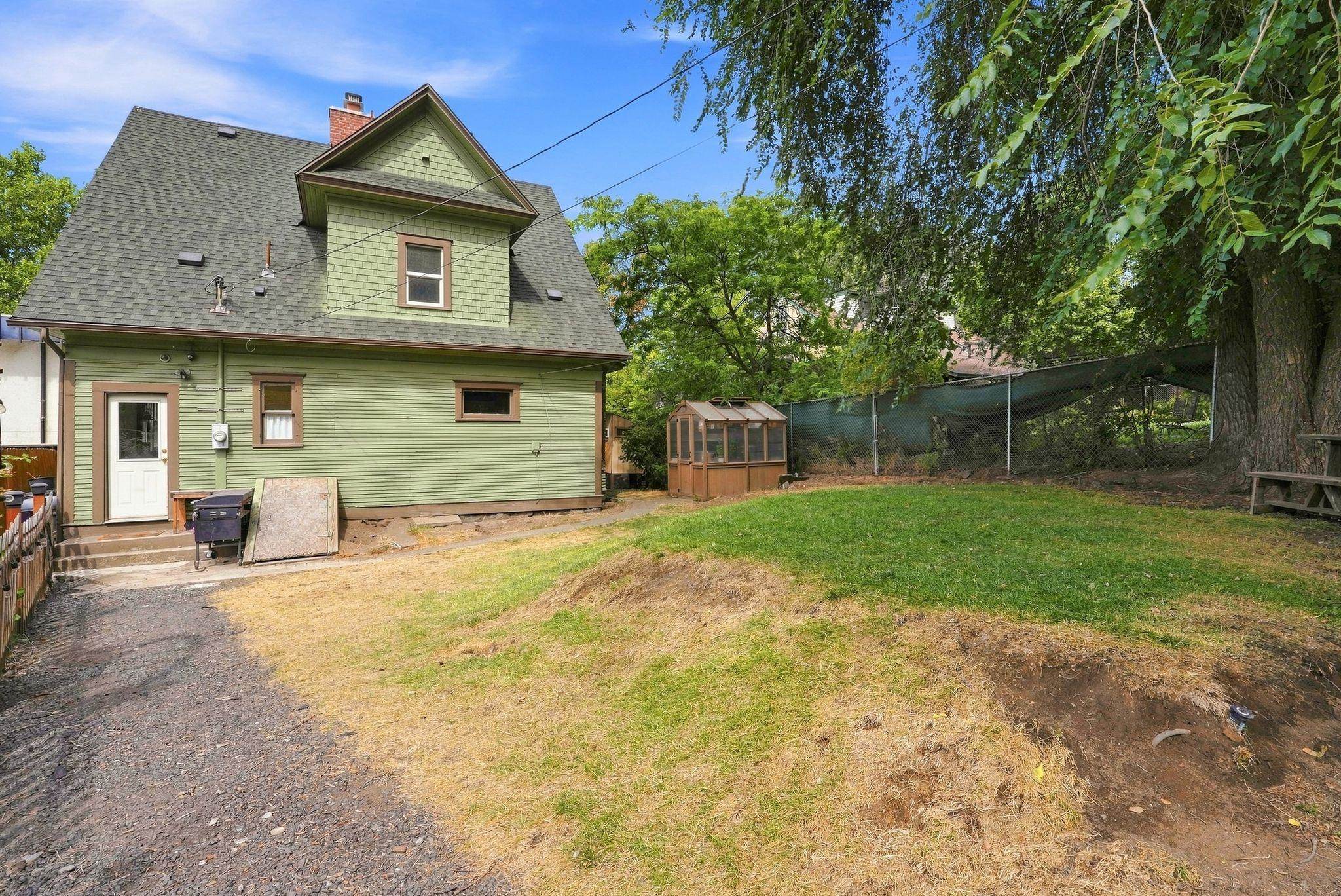 1039 W 11TH Ave