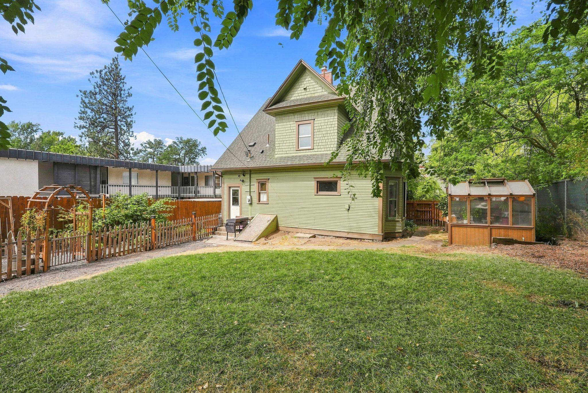 1039 W 11TH Ave