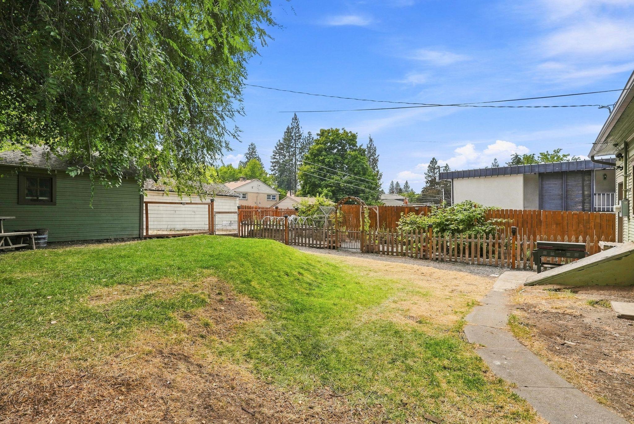 1039 W 11TH Ave
