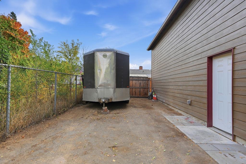 5609 N COCHRAN St