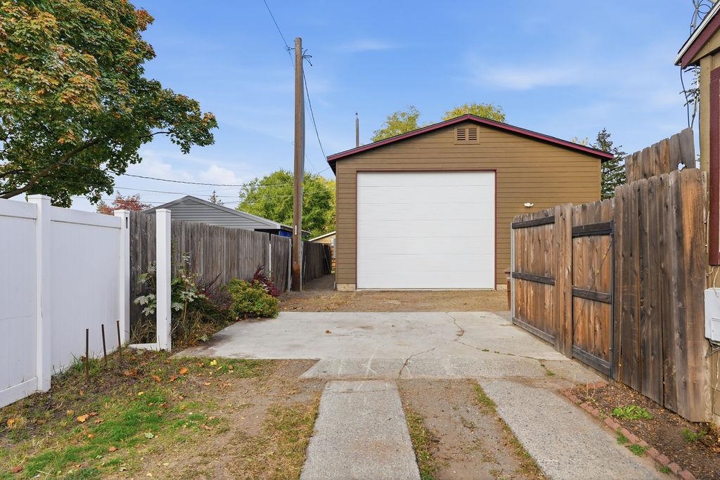 5609 N COCHRAN St