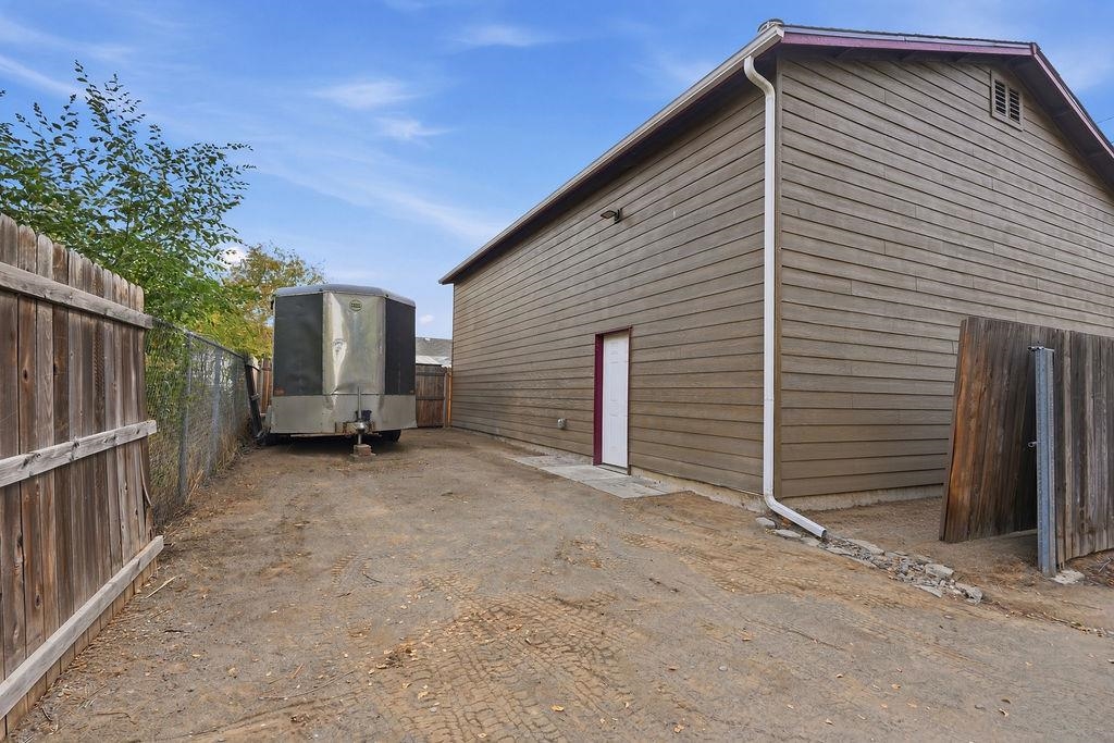 5609 N COCHRAN St