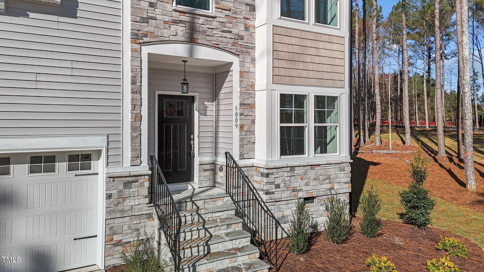 5009 Macleod Place