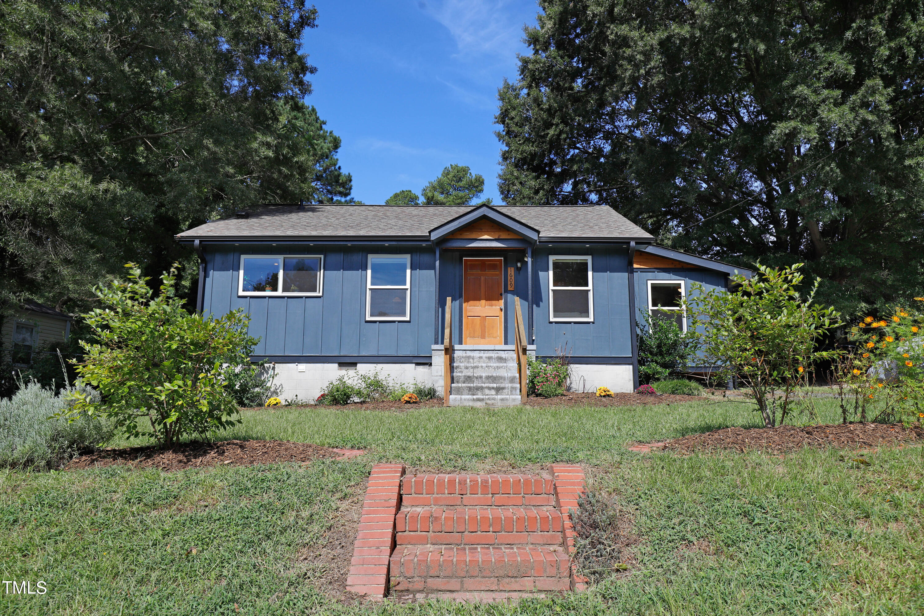 1609 Robinhood Road