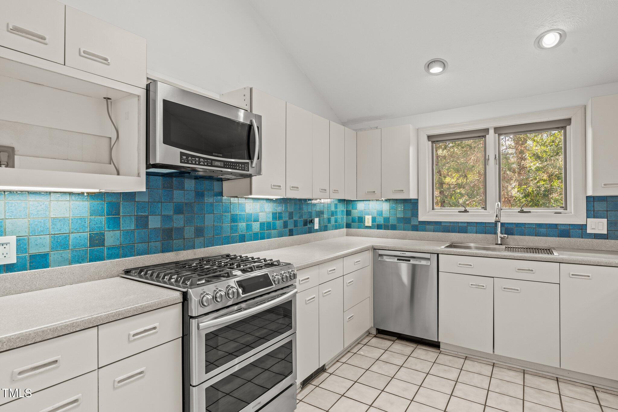 232 Lakeview Drive