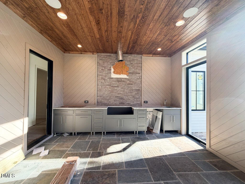1513 Rock Dove Way