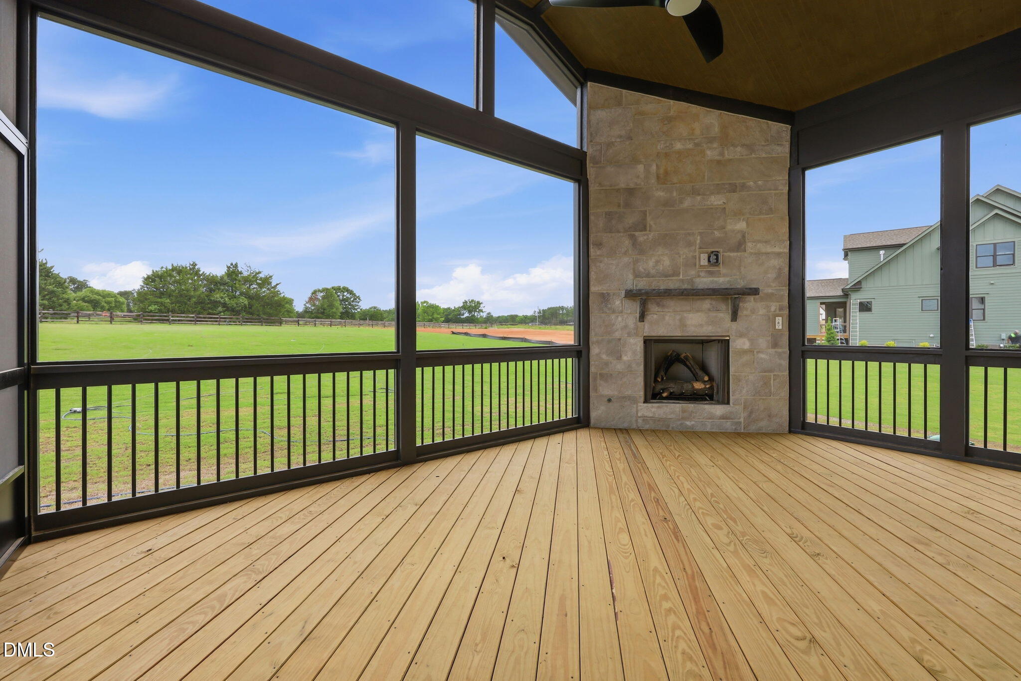 5852 Carriage Gate Drive