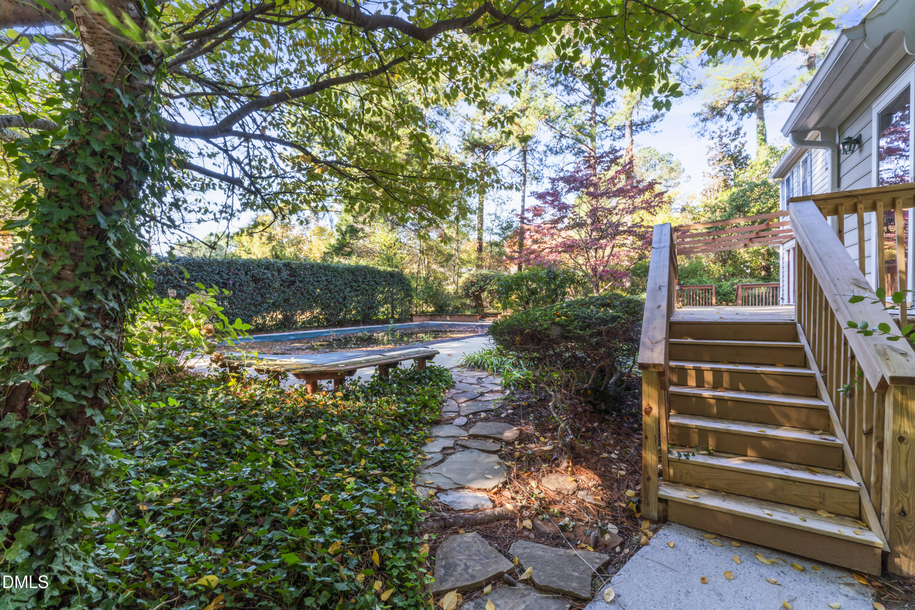 909 Willow Run South Drive