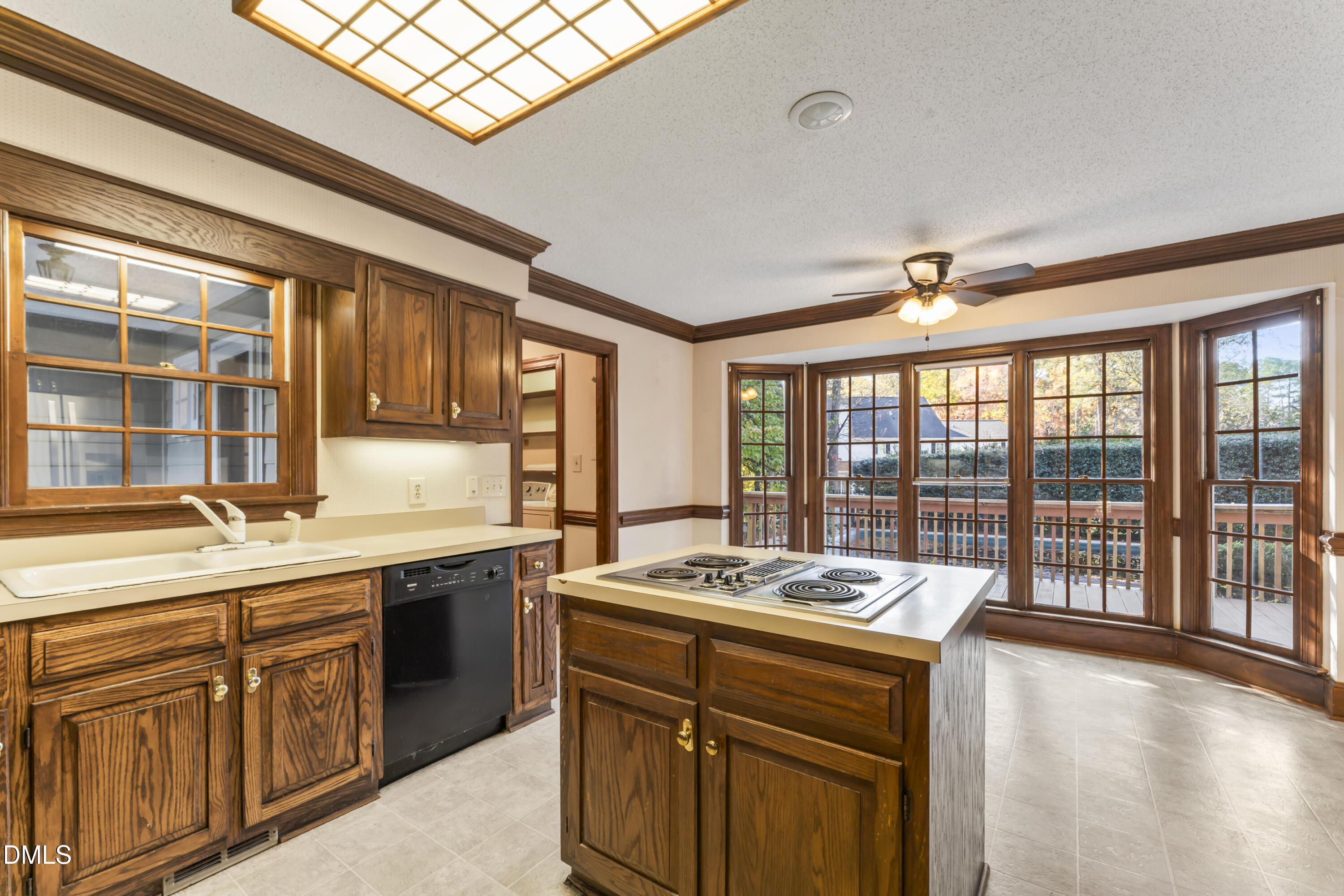 909 Willow Run South Drive