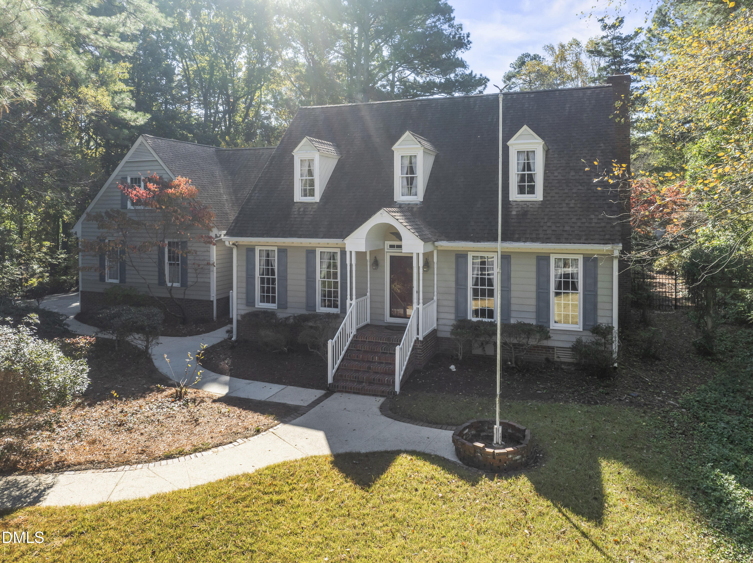 909 Willow Run South Drive