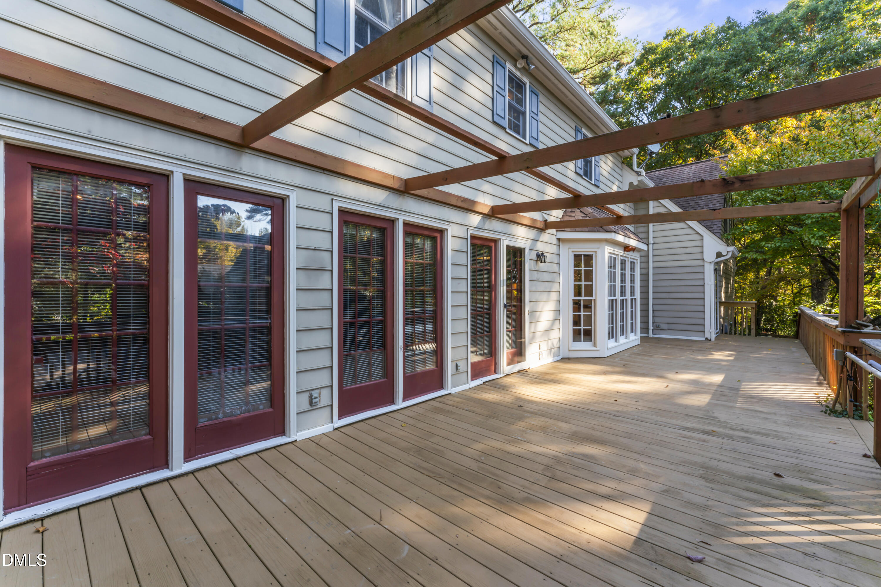 909 Willow Run South Drive