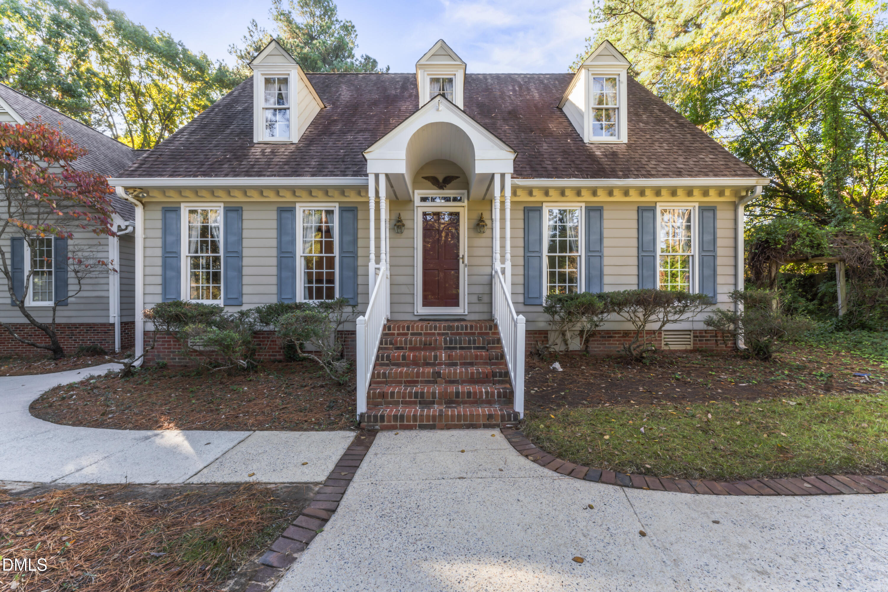 909 Willow Run South Drive