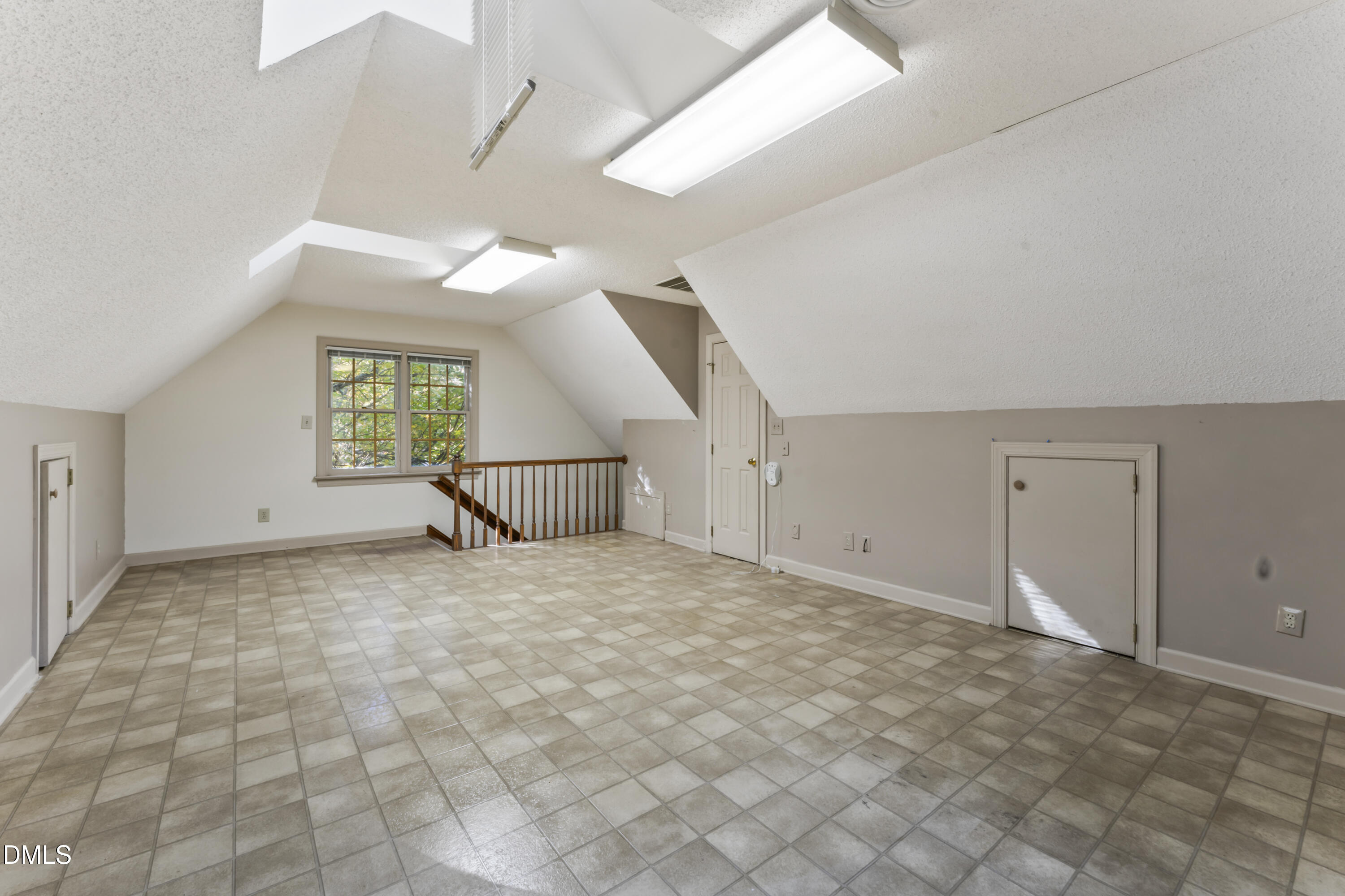 909 Willow Run South Drive