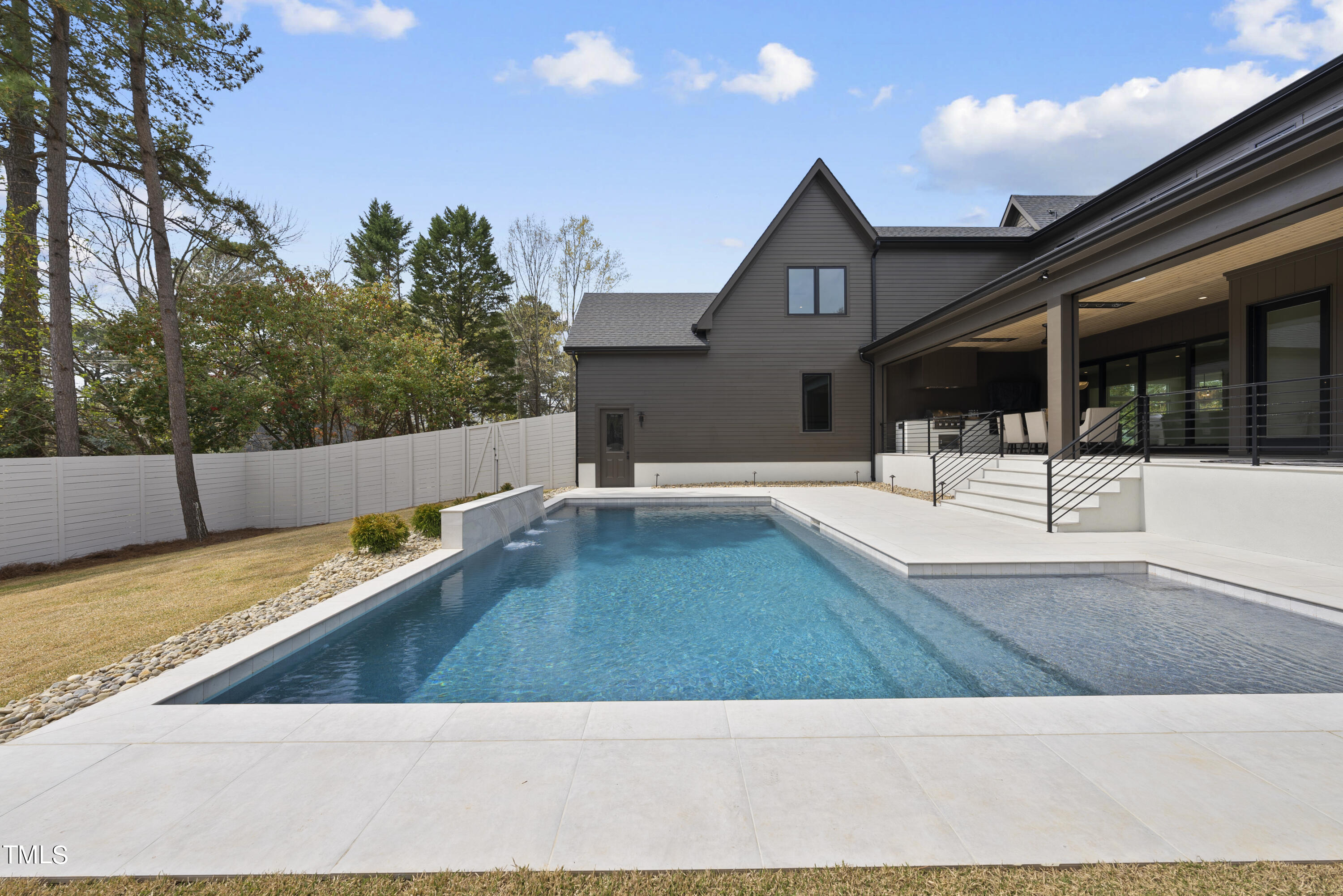 100 E Rowan Street