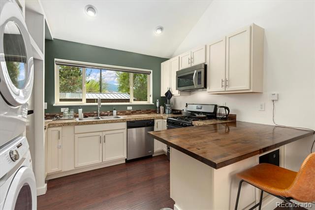325 & 325 1/2 E 11th Street