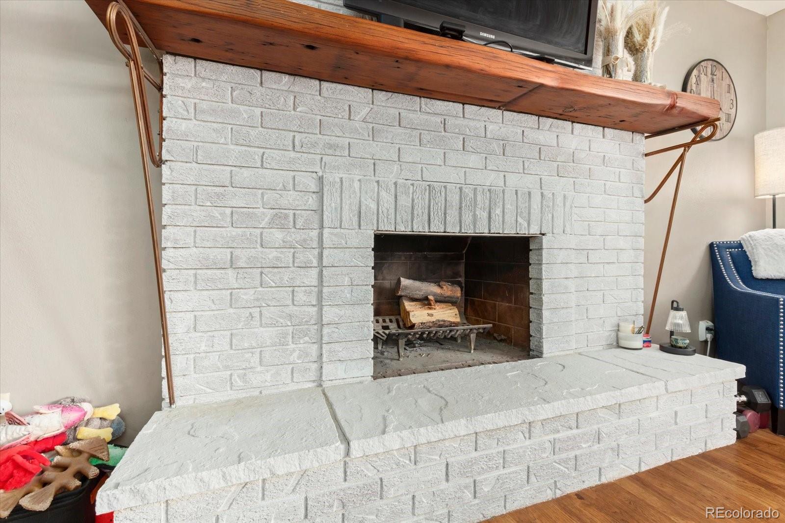 325 & 325 1/2 E 11th Street