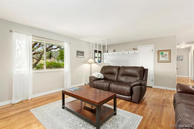 325 & 325 1/2 E 11th Street