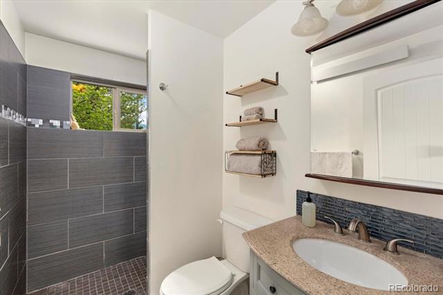 325 & 325 1/2 E 11th Street