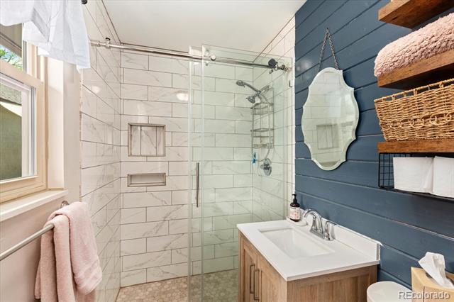 325 & 325 1/2 E 11th Street