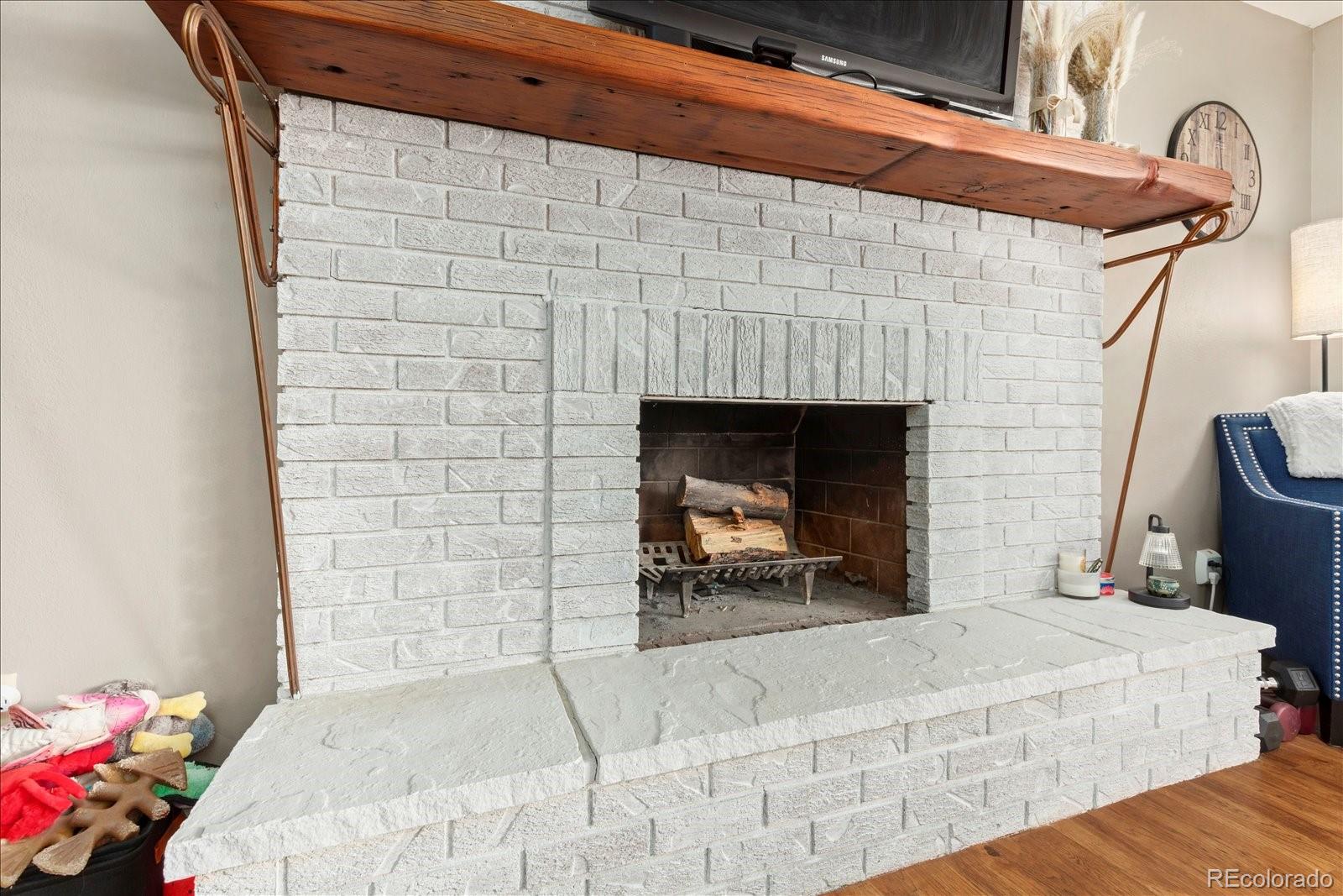 325 & 325 1/2 E 11th Street