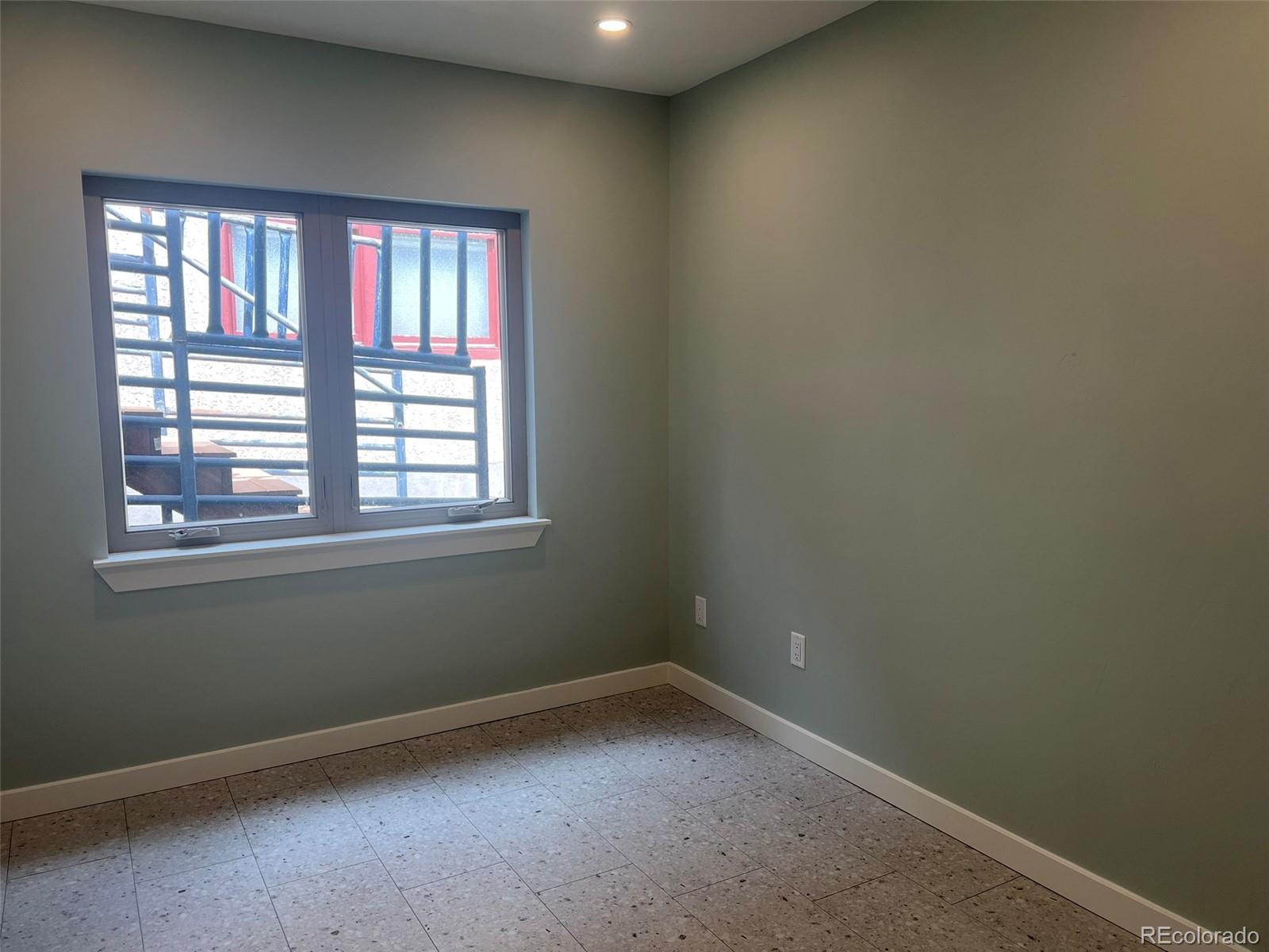 139 E 3rd Street Unit: 8