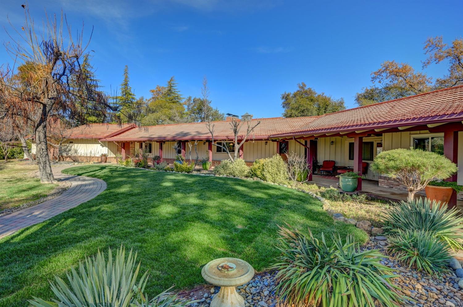 713 Fairoaks Lane
