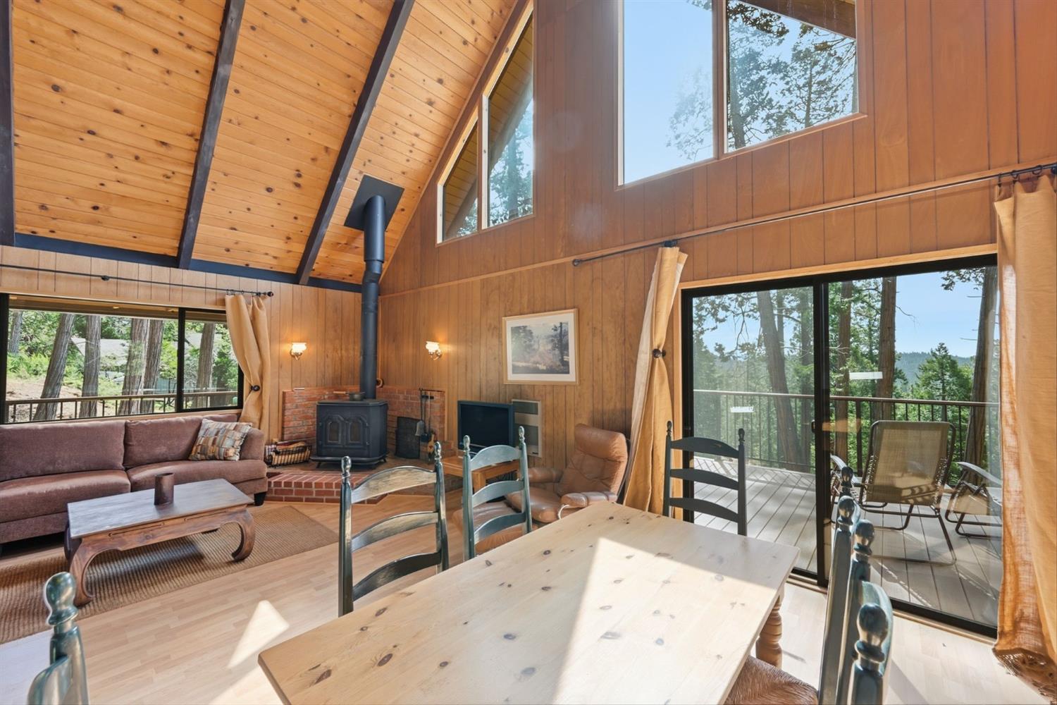 3076 Forest Lane