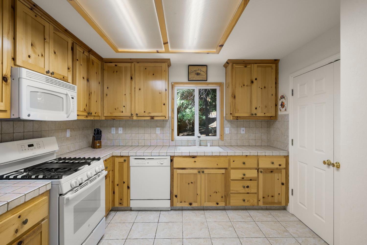 2746 Quartz Drive