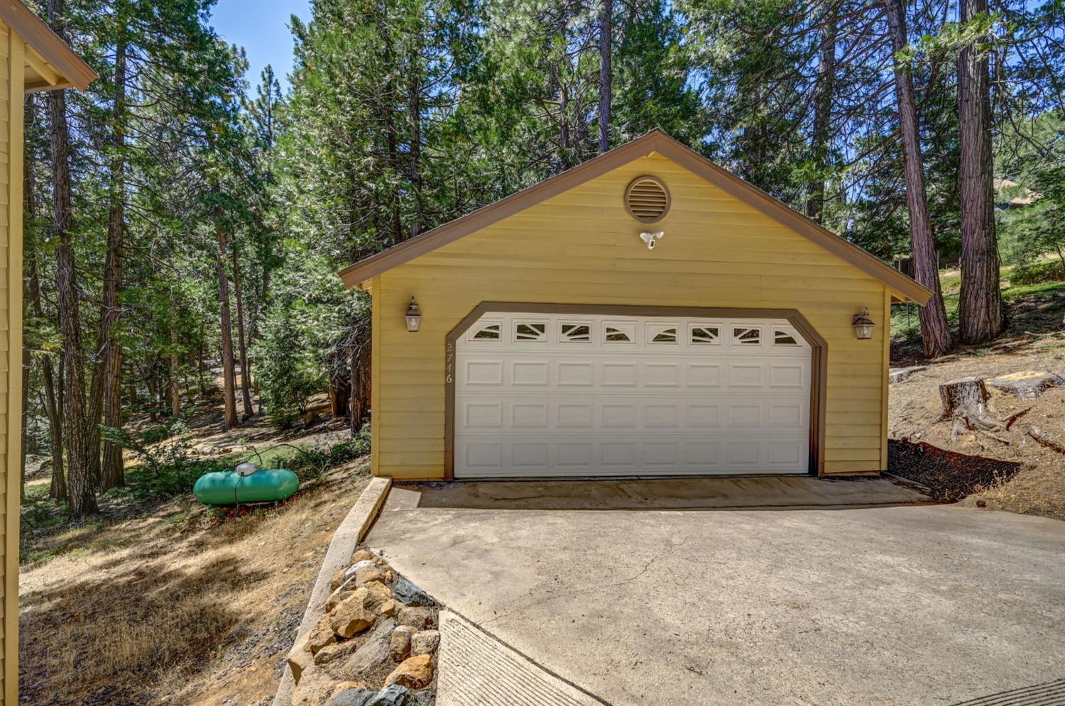 2746 Quartz Drive