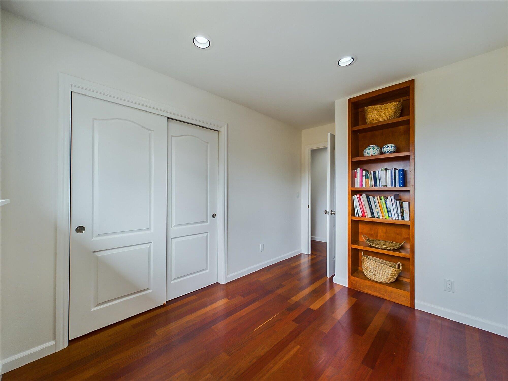 1025 Barview Court