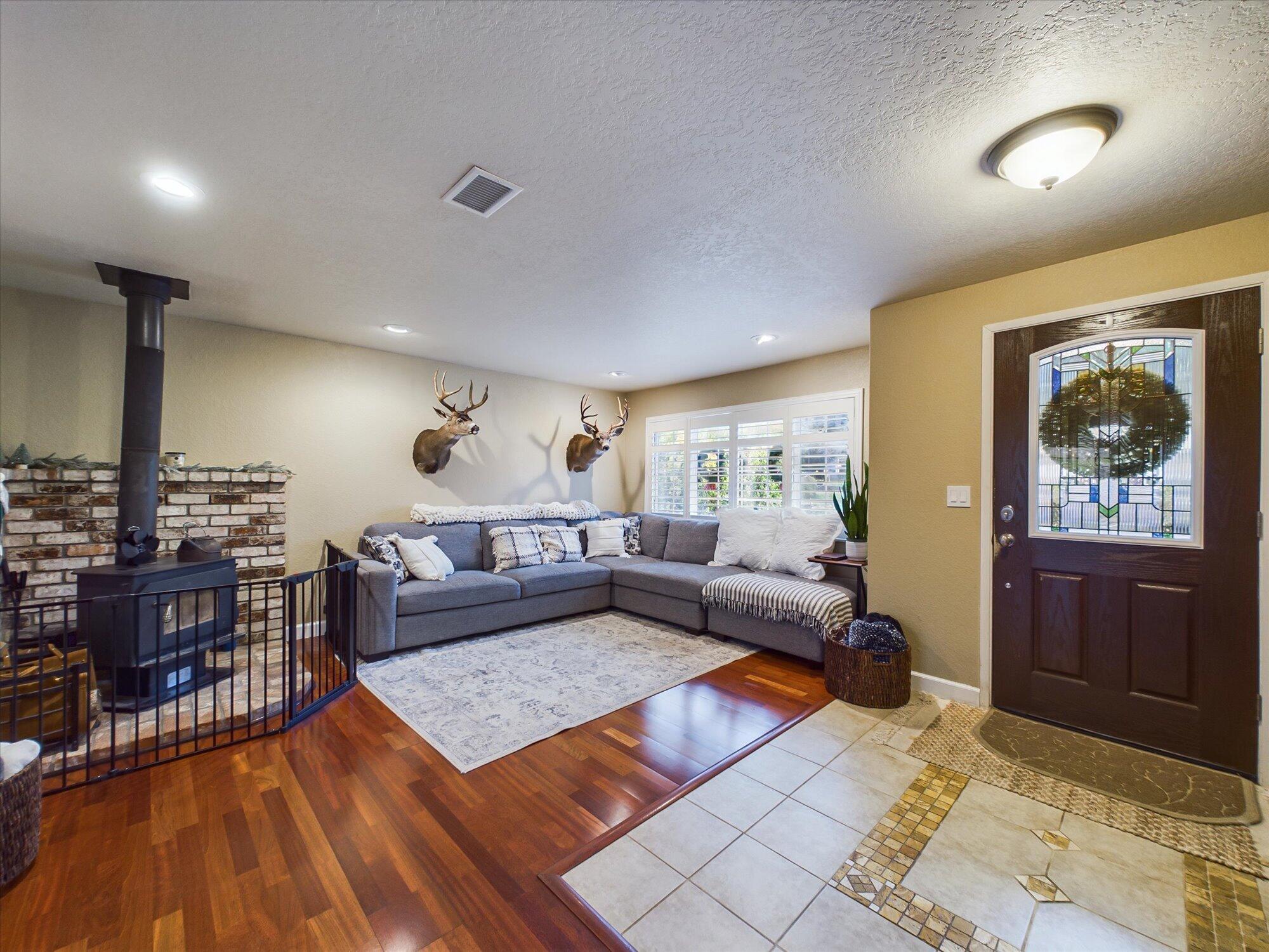 6861 London Drive