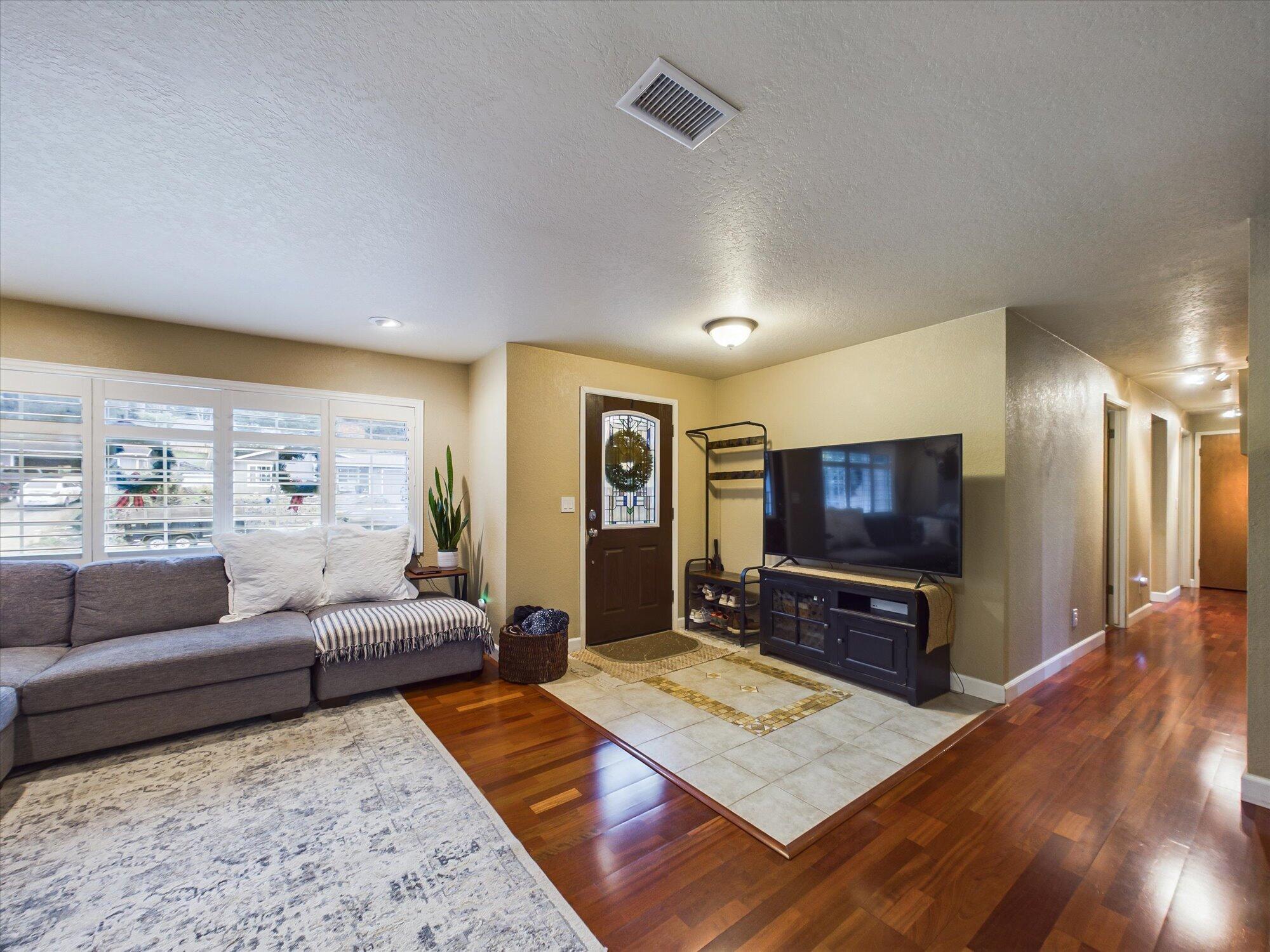 6861 London Drive