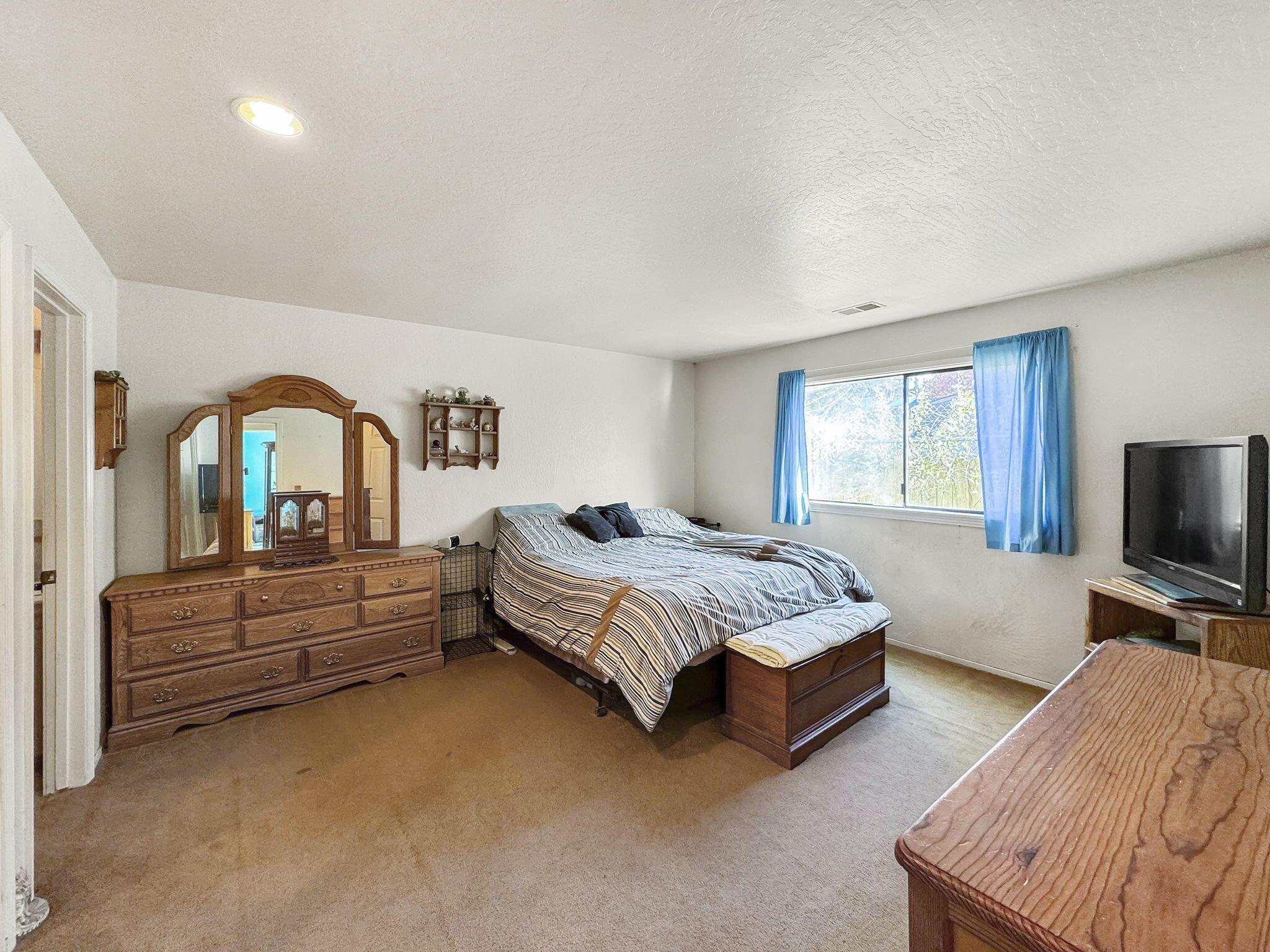 2105 Meadowood Lane