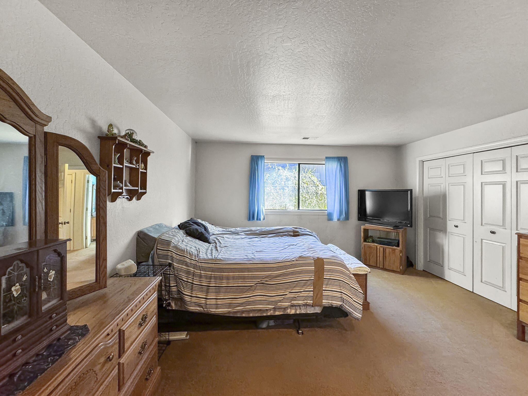 2105 Meadowood Lane