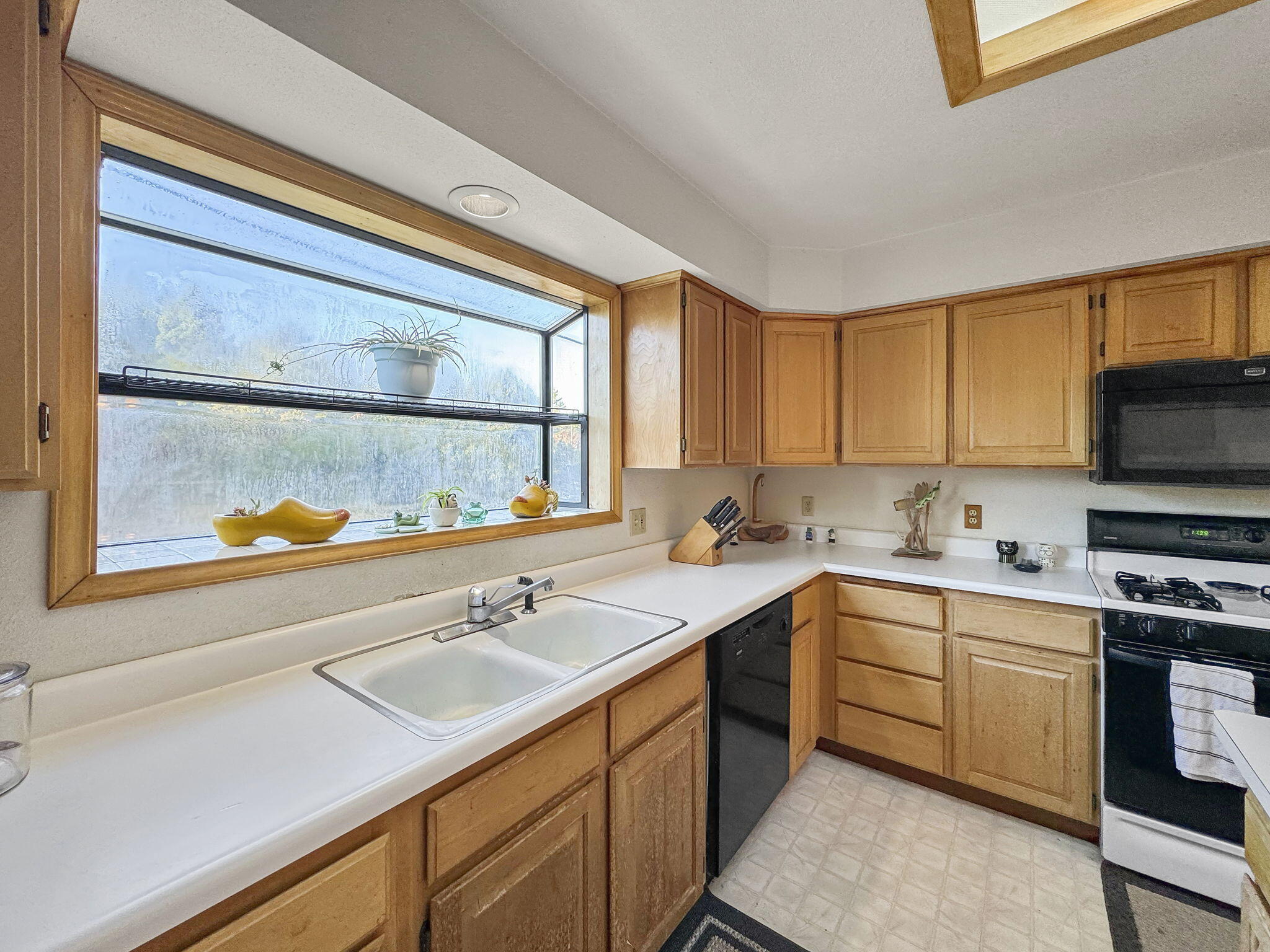 2105 Meadowood Lane