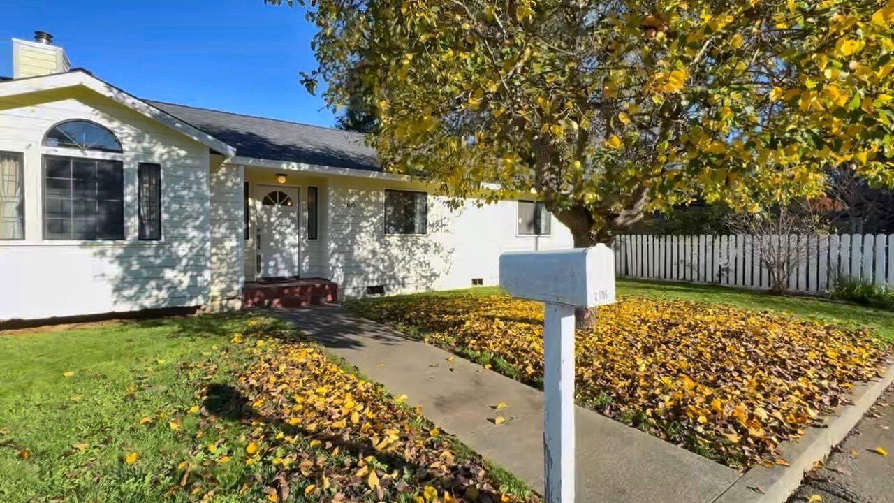 2105 Meadowood Lane