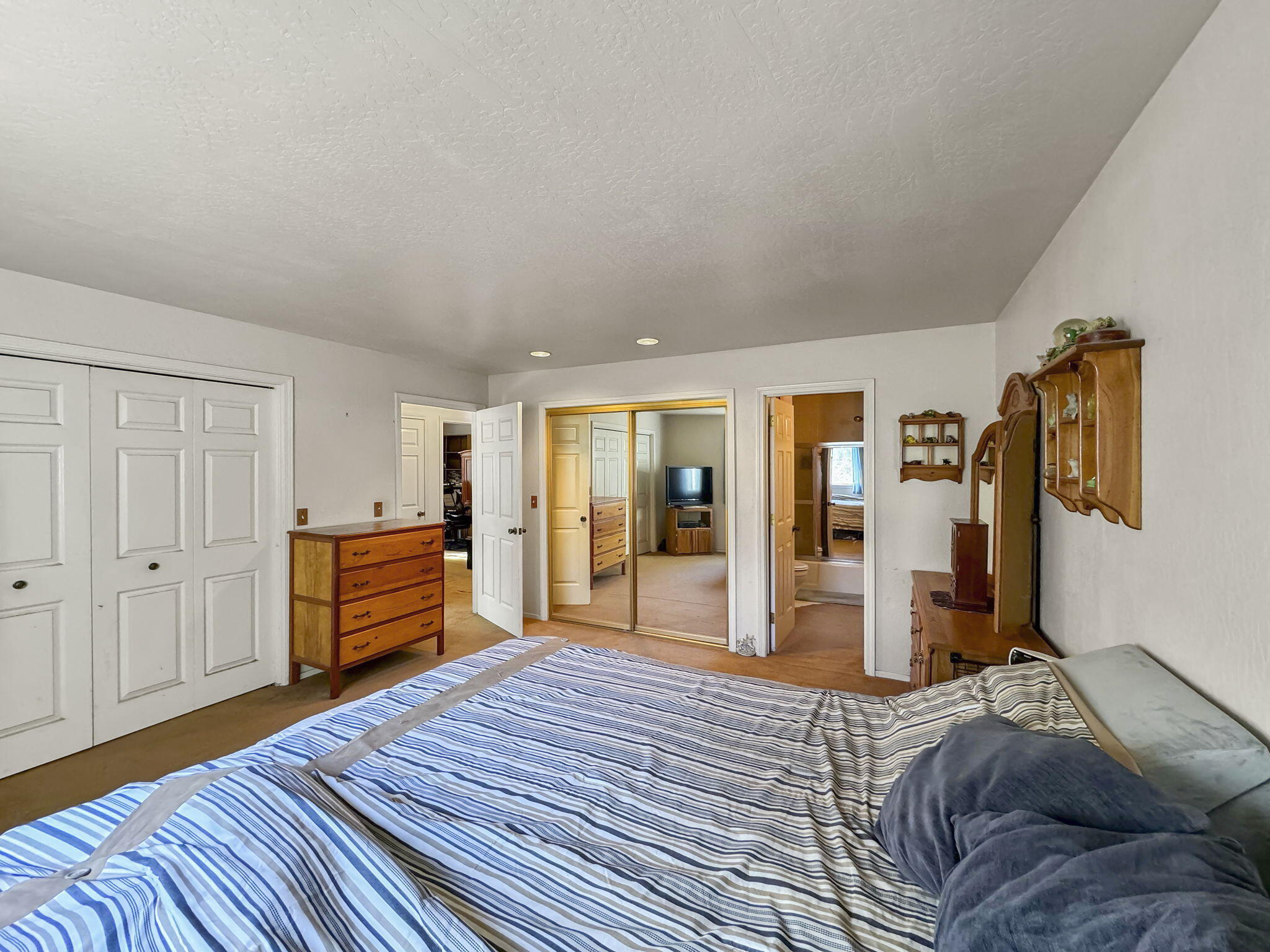 2105 Meadowood Lane